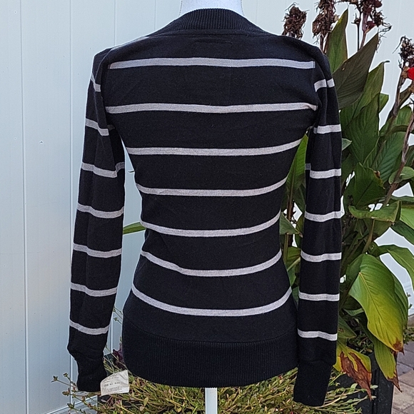 V NECK SWEATER - Picture 4 of 9